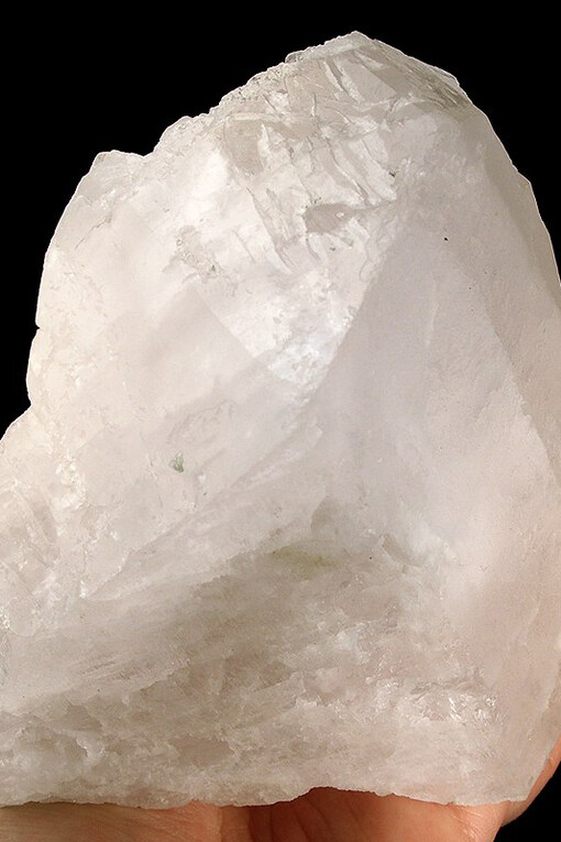 Bonifácio foi pioneiro na descrição da petalita e realizou estudos importantes em várias disciplinas científicas. A petalita, um mineral raro da família dos silicatados, destaca-se por seu brilho translúcido e suas cores sutis. É valorizada tanto por colecionadores quanto por suas aplicações em joalheria