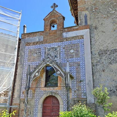 Castello Massimo, Cappella gentilizia dedicata a San Filippo Neri, facciata esterna decorate con tarsie marmoree del XIII secolo, Arsoli Roma, Italia, ph. Roberto Luciani