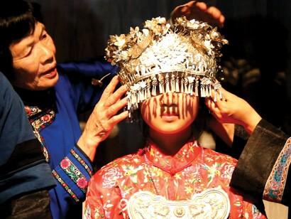 Varias mujeres vistiendo a una joven china