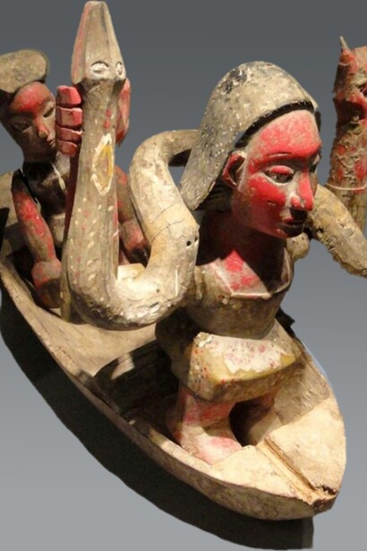 Figura di Mammy Wata su una barca, Nigeria. Mostra della collezione africana dello Staatliches Museum für Völkerkunde München, Monaco, Germania. Mami Wata è spesso rappresentata come una divinità o spirito dell'acqua, venerata per il suo potere di proteggere i mari e i fiumi, garantire la fertilità e la prosperità, ma anche portare sfortuna o malattie se non rispettata
.