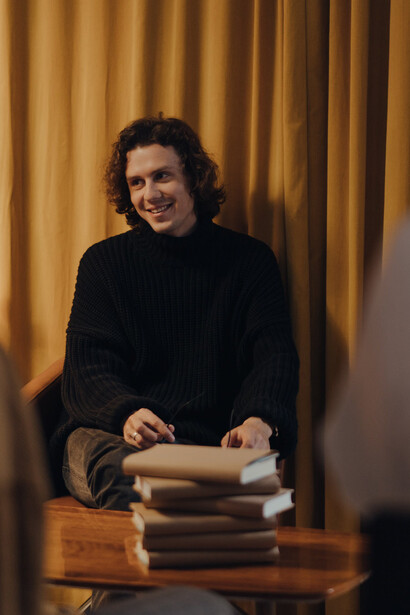 Escritor fala sobre a narrativa distópica escrita em sua nova obra