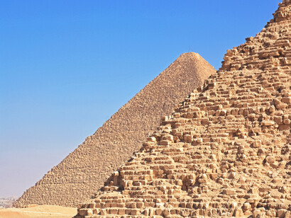 Pirámide de Keops ubicada en Guiza, Egipto. Construida en honor al faraón Keops de la cuarta dinastía del Antiguo Egipto