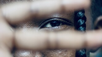 Le philosophe camerounais propose une conception triadique qui reconnait trois instances à la personne : le corps, le souffle et l’ombre