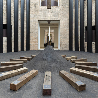 Luana Vitra, Drapeau blanc, vue de l'exposition. Avec l'aimable autorisation de la Pinacoteca