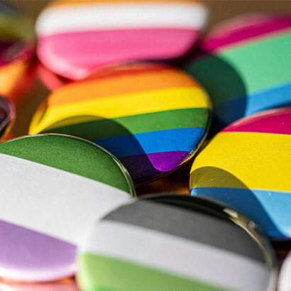 Bandeira dos movimentos LGBTQIA+. Ao adaptar suas coleções para serem mais inclusivas em termos de gênero, as marcas de moda estão desempenhando um papel crucial na desconstrução de estereótipos e na promoção da aceitação
