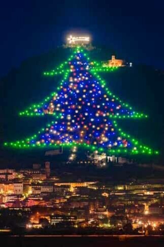 L'albero di Natale sul Monte Igino a Gubbio