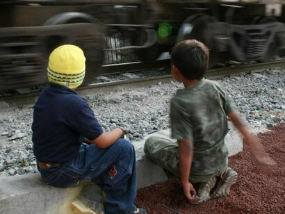 Dos niños ven pasar un tren
