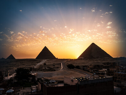 Necrópolis de Guiza en Egipto durante el amanecer