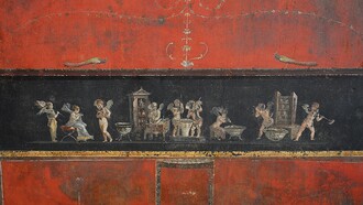 Affresco nella Casa dei Vettii rappresenta degli amorini profumieri che azionano una pressa per l'estrazione dell'olio mediante lunghi martelli, mentre una psyche mescola un recipiente posto sul fuoco e, presso un bancone con rotolo forse per i conti o con le ricette dei profumi, e bilancia, un cliente testa l'essenza sul dorso della mano. Regio VI, insula 15, civico 1. Pompei, Italia