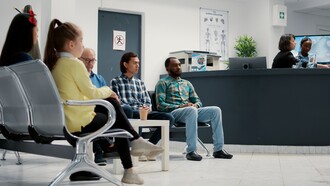 La sanità pubblica in Italia affronta sfide crescenti, con risorse limitate che spesso non riescono a soddisfare le esigenze di una popolazione in continua evoluzione