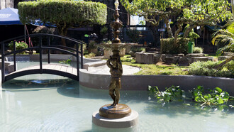 Fuente del Pastorcillo en “Las Ruinas” de la Parroquia. Esta es una de las primeras fotos hechas a la fuente, después de su reinstalación por la empresa Metal & Stone, el domingo 14 de diciembre de 2025. Foto cortesía del escultor Alonso Silva González. Cartago, Costa Rica