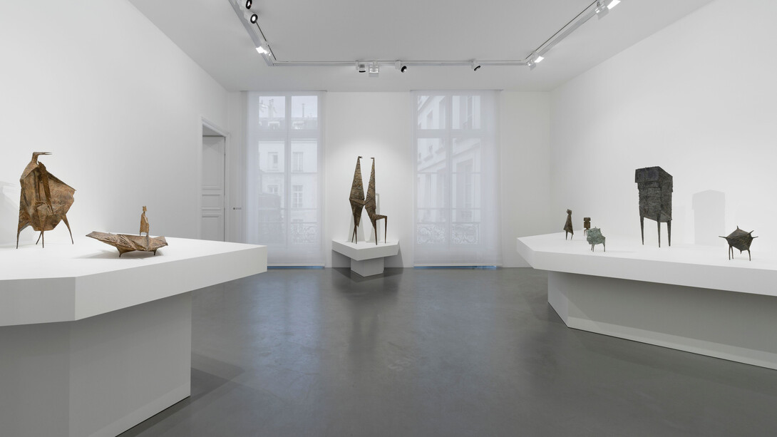 Lynn Chadwick, Hypercycle, chapter I, scalene (1947–1962), exhibition view. Courtesy of Galerie Perrotin