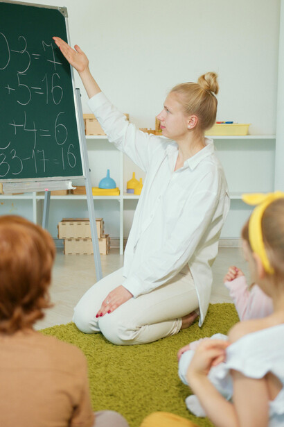 Professora ensina matemática com uma abordagem reflexiva sobre o passado e futuro da aprendizagem