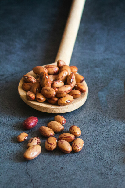 Saiba como as técnicas de preservação de carnes contribuíram para o desenvolvimento da feijoada, um prato cheio de história e sabor