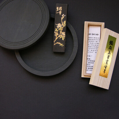 Inks are mixed to form a paste, and then they are stored in wooden molds to be formed into small pieces of various shapes