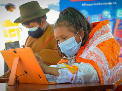 Alunos de uma escola rural usam um tablet doado pelo governo para realizar atividades educacionais