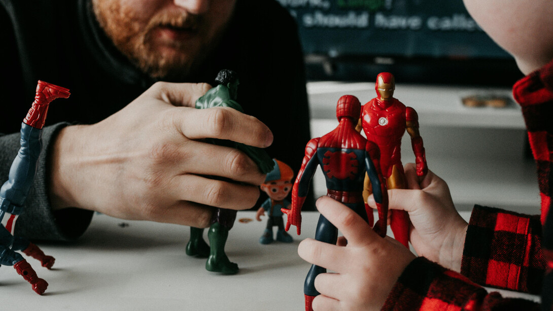 Descubra como a interação entre heróis e vilões em histórias fictícias reflete dilemas morais do mundo real. Explore a complexidade das narrativas e a popularidade dos anti-heróis na cultura contemporânea, desafiando conceitos tradicionais de ética e heroísmo