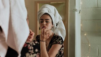 L'ideologia della bellezza ha plasmato nel tempo una concezione del corpo come oggetto di desiderio e perfezione, dove ogni imperfezione sembra essere giudicata come un fallimento rispetto a standard irrealistici