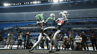 Robôs humanoides disputam uma luta de kickboxing durante os Jogos Mundiais de Robôs Humanoides, em Pequim, em agosto de 2025. O avanço da inteligência artificial e da robótica se torna também um campo de disputa sobre os modelos de sociedade e de poder que poderão moldar o futuro