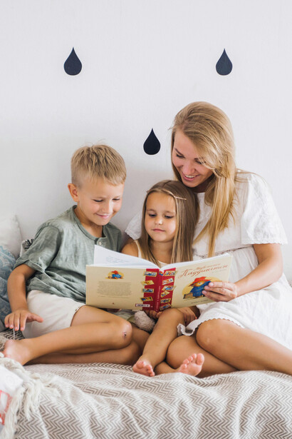 Poderosa imagem de uma mãe compartilhando conhecimento linguístico com seus filhos, destacando o papel central da linguagem na construção da sociedade e das relações sociais