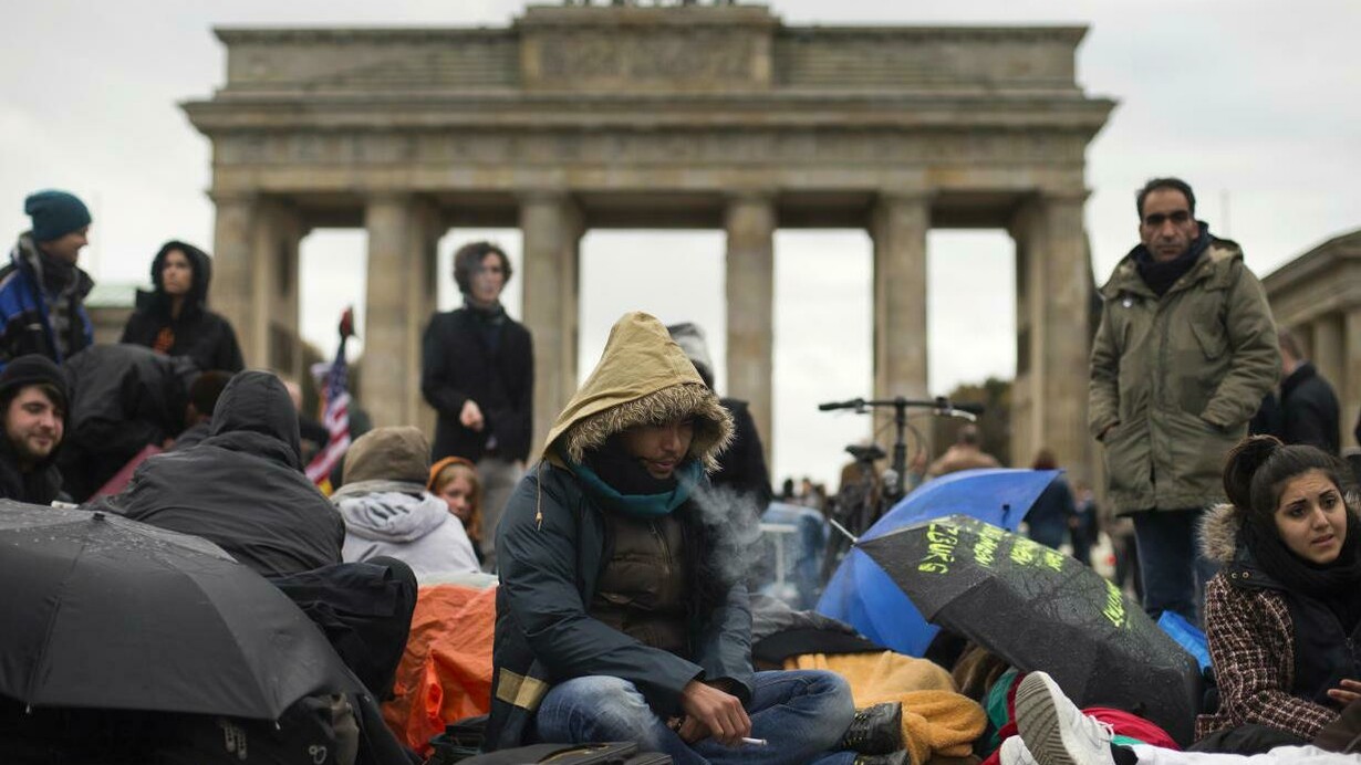 Concentración de migrantes frente a la puerta de Brandeburgo de Berlín