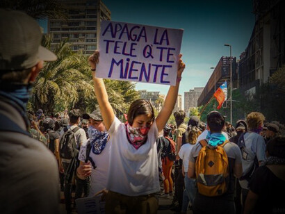 Las radios comunitarias y medios alternativos digitales intentan contrarrestar la concentración mediática, pero sus recursos son limitados. Santiago, Chile, 20 de octubre de 2019