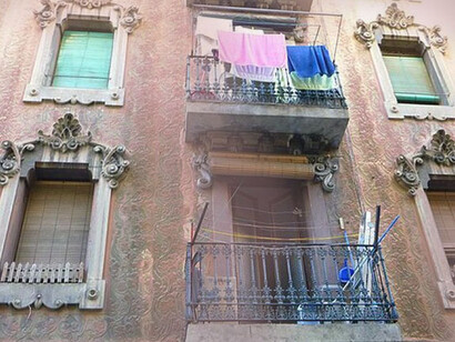 Yo no pertenezco a ningún estrato social. Que no soy rico, a la vista está, pero tampoco soy un indigente ni un proletario ni un estoico miembro de la quejumbrosa clase media, Barcelona, España