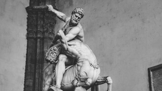 As mitologias antigas sempre contaram com heróis em grande abundância, especialmente os povos de origem europeia. Para as culturas guerreiras do velho mundo, os heróis inspiravam a luta contra seus inimigos. Do mesmo modo que seus semideuses enfrentavam monstros, os soldados deveriam estar prontos para lutar contra bárbaros pela glória de seus povos