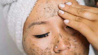 O desejo pela pele perfeita é um hit que já está movimentando o mercado de beleza desde a ascensão de tendências como a conhecida “clean girl”, que teve seu boom em 2022. Houve também fases opostas, como a do famoso “reboco”, que foi quando a moda era maquiagem com bases de acabamento fosco e olhos super marcantes, dando aquele visual bem carregado de produtos e um rosto perfeitamente marcado. Agora o luxo é a pele perfeita e sem manchas, que usa maquiagens leves e de acabamento translúcido, o que traz à tona uma pele que não precisa ser escondida