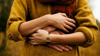 Un abbraccio è la forma più semplice e sincera di dire “ci sono”, anche quando le parole mancano