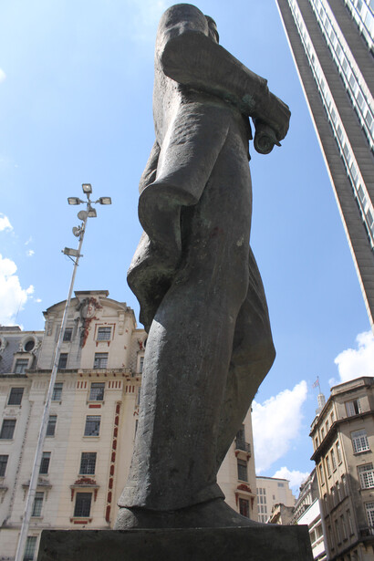 Ao retornar ao Brasil, José Bonifácio fundou instituições educacionais e promoveu o avanço da ciência no país. Estátua de José Bonifácio de Andrada e Silva na Praça do Patriarca em São Paulo, Brasil
