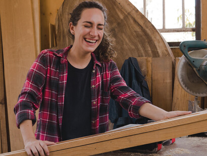 Profissional segura de si relaxa no trabalho