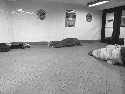 Inside a subway station: a regular shelter. Photo by César Chelala