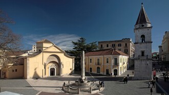 Il Complesso monumentale di Santa Sofia, cuore spirituale della Benevento longobarda e oggi patrimonio UNESCO, conserva ancora l’aura di un luogo sospeso tra Oriente e Medioevo europeo, dove architettura, memoria religiosa e potere si intrecciano in una delle testimonianze più affascinanti della civiltà longobarda in Italia. Benevento, Italia