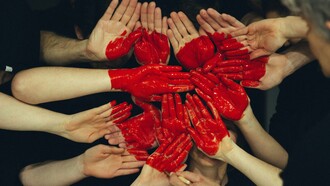Jung dizia que todos nós temos agrupamentos de sentimentos muito fortes dentro de nós, chamados complexos, que são como “núcleos” emocionais universais. Quando um desses complexos do nosso inconsciente ganha força, ele chega à nossa consciência e passa a influenciar nossas atitudes — é o que Jung chama de “complexo constelado”. A paixão, segundo ele, é um desses momentos: quando estamos apaixonados, ficamos tão envolvidos por esse sentimento que deixamos de lado outros interesses e até mudamos temporariamente quem somos