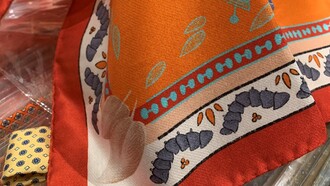 Orange Fiber è una startup italiana nata a Catania nel 2014 con l’obiettivo di trasformare gli scarti delle arance in un tessuto sostenibile e innovativo
