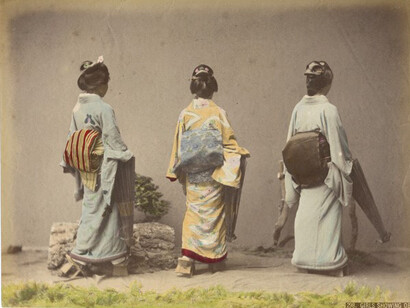 Kusakabe Kimbei, Three gheishas from behind, 1880, hand couloured album silver photograph , 26,7x20,3 cm