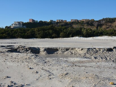 La caldera dei Campi Flegrei è considerata uno dei vulcani più pericolosi d'Europa, monitorata costantemente per prevenire possibili eruzioni. Pozzuoli, Napoli, Italia