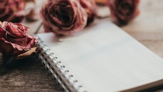 Scrivere permette di dare forma ai pensieri confusi, trasformando il caos interiore in parole comprensibili