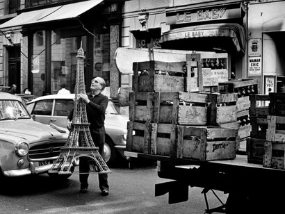 Elliott Erwitt est l'un des représentants les plus distingués du photojournalisme humaniste, et dans ses clichés magistraux, il se distingue particulièrement par son humour