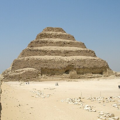 La Piramide di Djoser è un capolavoro di ingegneria antica. Composta da sei mastabe sovrapposte, fu costruita interamente in pietra, segnando una svolta nella costruzione di tombe reali e influenzando i progetti successivi