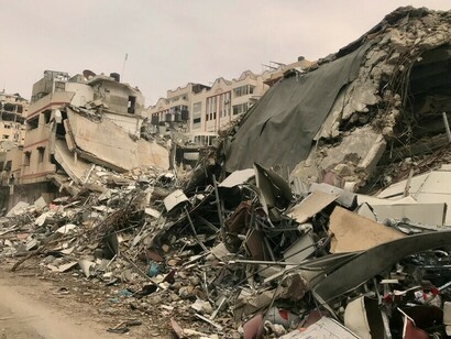 Les tensions politiques internationales ont augmenté, avec de nombreux pays appelant à un cessez-le-feu immédiat et à la reprise des négociations pour une solution à deux États, tandis que d'autres soutiennent les actions de défense d'Israël