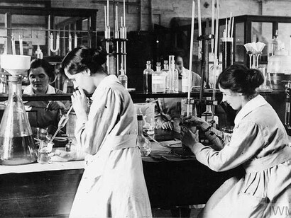 Women’s roles in wartime production, 1914-1918