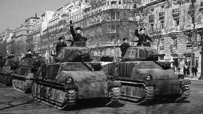 Tanques nazis pisoteando los Campos Eliseos, París, Francia