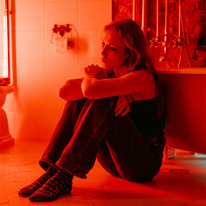 Mulher chorando. A violência o abuso sexual na infância também são factores que proporcionam a iniciação na exploração sexual