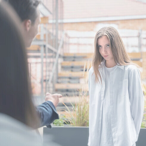 La solitude dans la foule: la douleur de ne pas être accepté dans le groupe