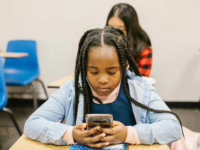 Explore a necessidade urgente de uma educação digital para promover comportamentos éticos e seguros no uso da tecnologia, especialmente entre crianças e adolescentes