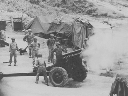 Soldados americanos utilizan un cañón durante la Guerra de Vietnam (1955-1975)