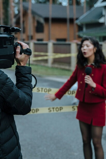 Il giornalismo classico, con le sue risorse e infrastrutture, offre un contesto più solido per l'analisi approfondita e l'investigazione, spesso mancante nel citizen journalism, che tende a concentrarsi su reportage immediati e locali