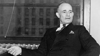 Napoleon Hill, scrittore di celebri libri di auto-aiuto, avvocato e giornalista americano, nel 1937